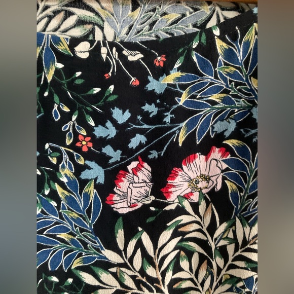 J. Jill ▪️Size Medium 3/4 Sleeves Black Floral Rayon Side Slits Tunic Top - Picture 4 of 13
